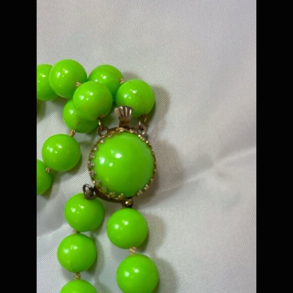 60s Vintage Lime Green Lucite Faux Pearl Necklace MCM Mod Long Costume 30" - Picture 9 of 10